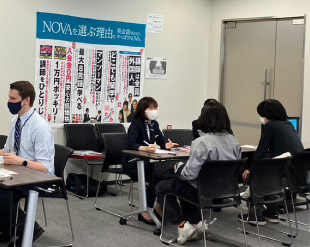 NOVAブースでは海外留学した気分で英語レッスン♪