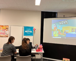 NOVAブースでは海外留学した気分で英語レッスン♪